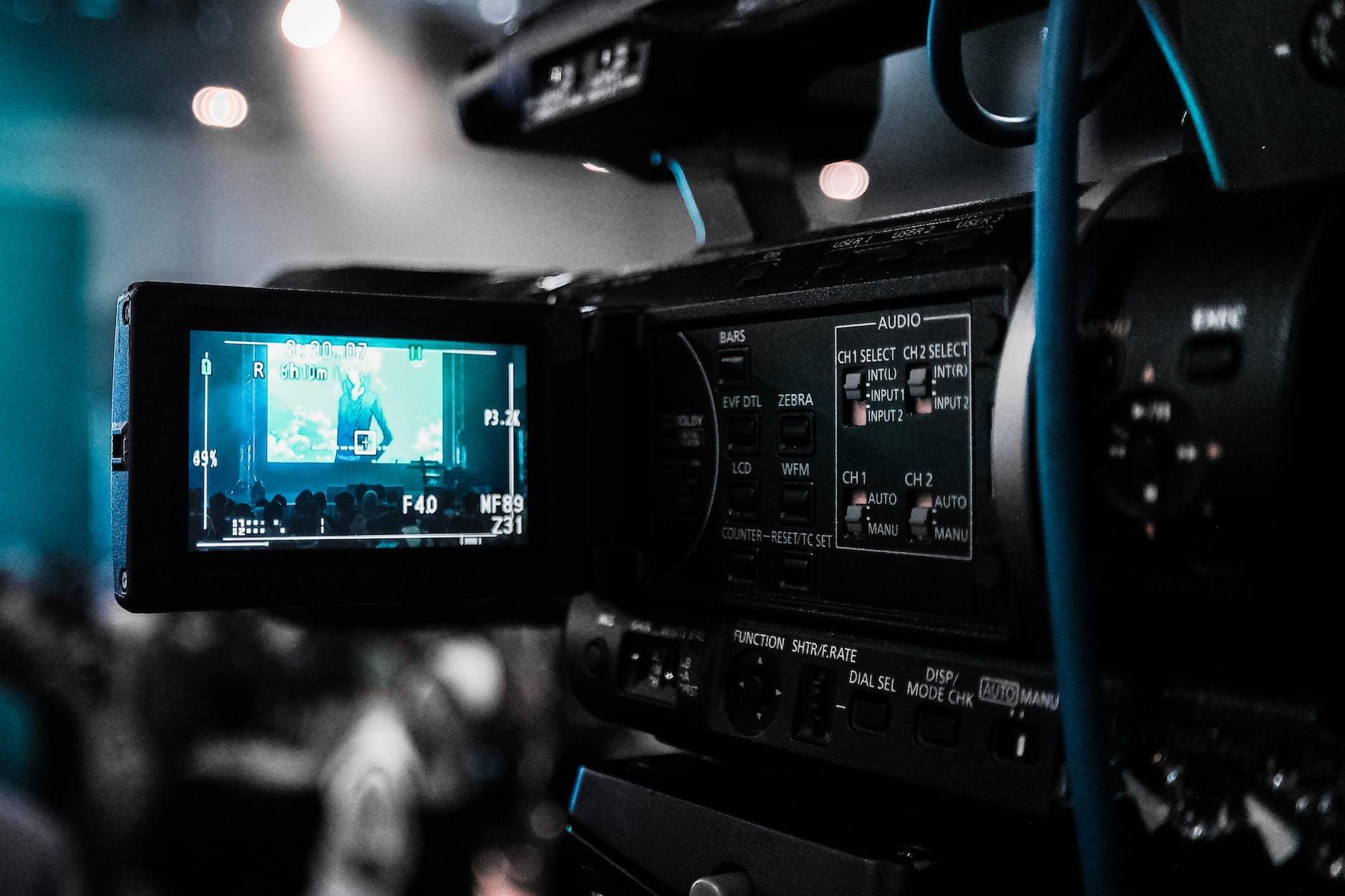 A Videókamerák Evolúciója: Út a Történelmi Videokameráktól a Modern Technológiáig