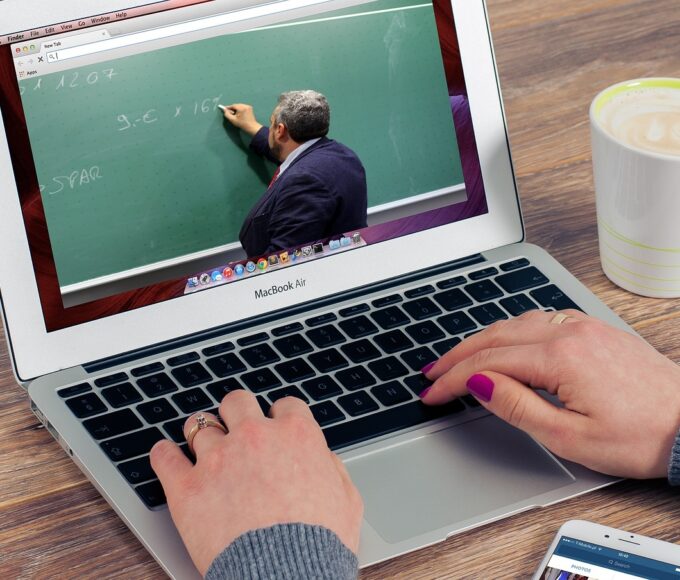 Az oktatási trendjei átalakulása: Távoktatás és digitális tanulás új paradigmák fényében