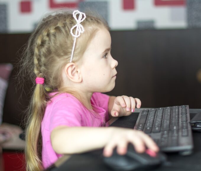 Online biztonság a nappaliban: Szülői stratégiák a digitális kor kihívásaira