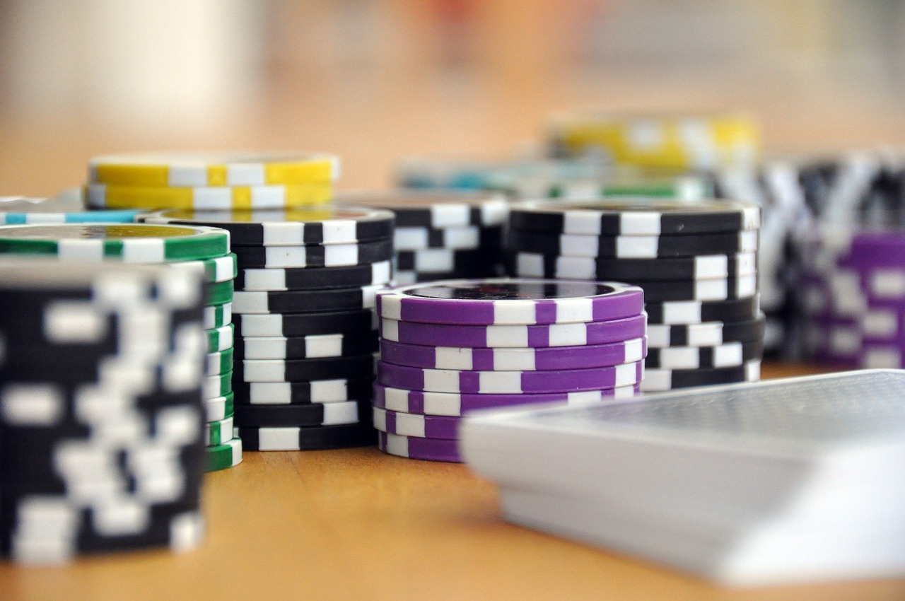 Kaszinó Kártyajáték Útmutató és Stratégiák 19 Kaszinó Kártyajátékok Nagy Útmutatója: Póker, Blackjack és Baccarat