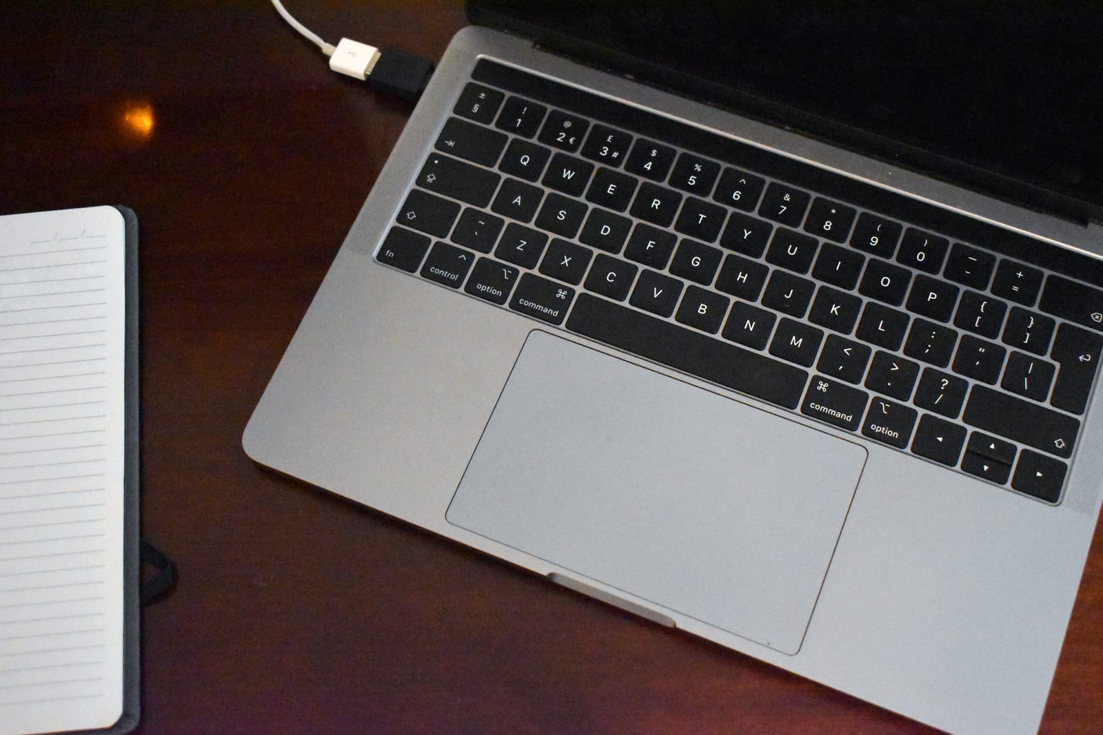 Az Apple laptopok n&eacute;pszerűs&eacute;ge t&ouml;retlen. Az eleg&aacute;ns diz&aacute;jn, a megb&iacute;zhat&oacute; teljes&iacute;tm&eacute;ny &eacute;s a hossz&uacute; &eacute;lettartam mind hozz&aacute;j&aacute;rulnak ahhoz, hogy az Apple laptopokat vil&aacute;gszerte milli&oacute;k v&aacute;lasztj&aacute;k.